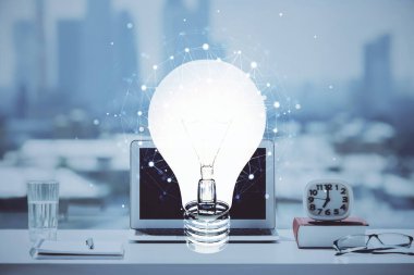 Bilgisayar ofisinde ampul simgesi hologramıyla birlikte. Çifte maruziyet. Fikir kavramı.