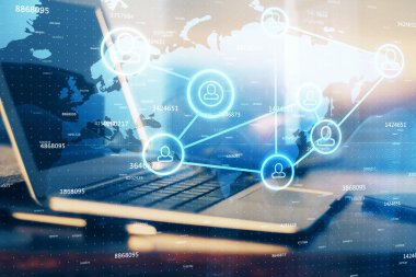 Sosyal ağ hologramıyla birlikte bilgisayar masaüstünde. Çoklu maruz kalma. Uluslararası insan ilişkileri kavramı.