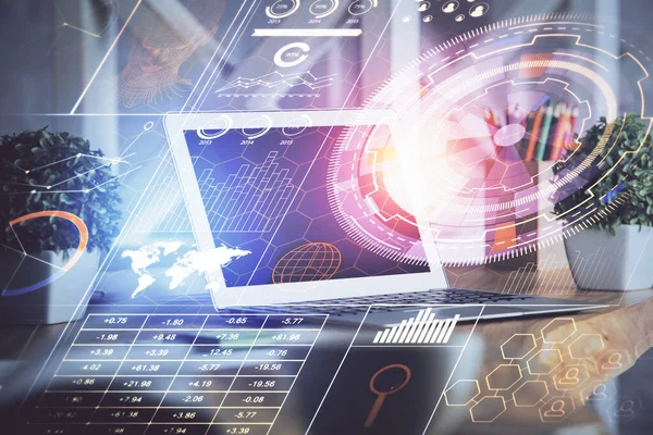 Arka planda kişisel bilgisayarı ve teknik tema çizimi olan iki kat masaüstü görüntüsü. Büyük Veri Kavramı.