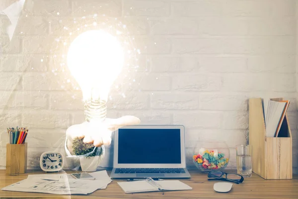 Ordenador en el escritorio en la oficina con el holograma icono de la bombilla. Doble exposición. Concepto de idea. — Foto de Stock