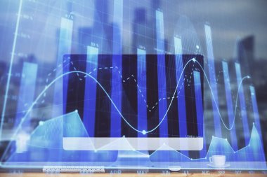 Masası ve kişisel bilgisayarı olan borsa grafiği. Çoklu maruz kalma. Mali analiz kavramı.