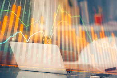 Masası ve kişisel bilgisayarı olan borsa grafiği. Çifte maruziyet. Mali analiz kavramı.