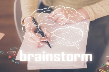 Not defterine yakın el çizimleriyle yaratıcı çizimler yapmaya başla. Beyin fırtınası kavramı. Çift pozlama