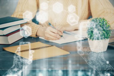 Teknik temalı hologram kadınların ellerinden üstündür. Yüksek teknoloji kavramı. Çift pozlama