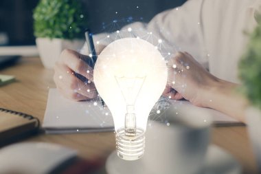 Kadın elinin üstüne ampul çizip arka planda not almak. Fikir kavramı. Çift pozlama