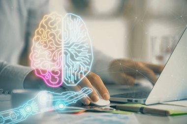 Adam klavyede beyin hologramıyla yazı yazıyor. Büyük Veri Kavramı.