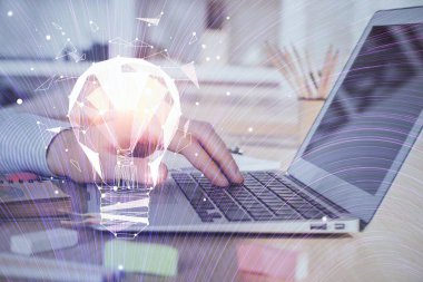 Arkaplanda bilgisayar üzerinde çalışan iş adamıyla birlikte büyüyen oklar. Başarı konsepti. Çift pozlama.