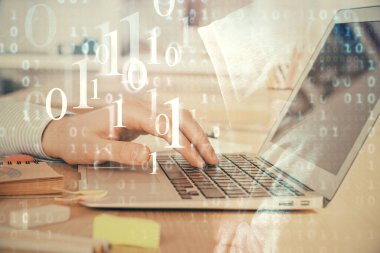 Teknoloji temalı dizüstü bilgisayarla çalışan bir iş adamı. Büyük veri kavramı. Çift pozlama.