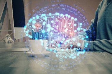 Bilgisayar geçmişi ve beyin temalı hologramı olan bir adam. Beyin fırtınası kavramı. Çift pozlama.