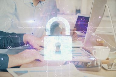 Arka planda bilgisayarda çalışan bir adamla birden fazla kilit simgesine maruz kalma. Ağ koruma kavramı.