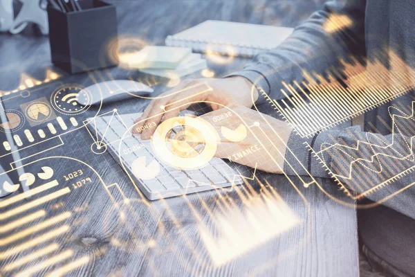 Technologie thema hologram met man die werkt op de computer op de achtergrond. Hoogtechnologisch concept. Dubbele blootstelling. — Stockfoto