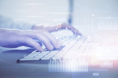 Veri temalı hologramın arka planda bilgisayarla çalışan bir adam tarafından çifte maruz bırakılması. Yenilik kavramı.