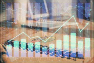 Finansal grafik çizimleri ve açık defter arkaplanı olan bir masa. Önx pazarı kavramı