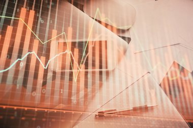 Forx grafik hologramının telefonlu masaüstü üzerinde çoklu pozlandırılması. Üst Manzara. Mobil ticaret platformu kavramı.