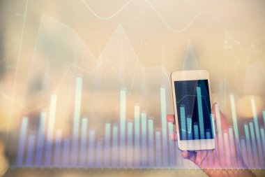 Ön x çizelgesine çift pozlama, hologram çizimi ve cep telefonu kullanan bir kadın. Borsa konsepti.