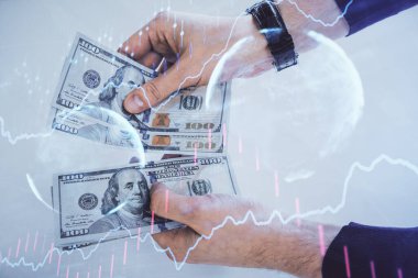 Finansal grafiğe çoklu pozlama hologram, Amerikan dolarları ve insan eli. Analiz kavramı.