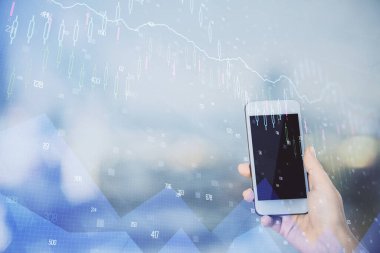 Ön x çizelgesine çift pozlama, hologram çizimi ve cep telefonu kullanan bir kadın. Borsa konsepti.