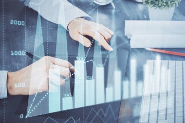 Bir adamın elini tutarken ve bir telefon ve finansal grafik çizimi kullanırken çift pozlama. Analiz kavramı.