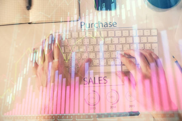 Dubbel exponering av män händer skriva över laptop tangentbord och forex diagram hologram ritning. Högst upp. Begreppet finansmarknad. — Stockfoto