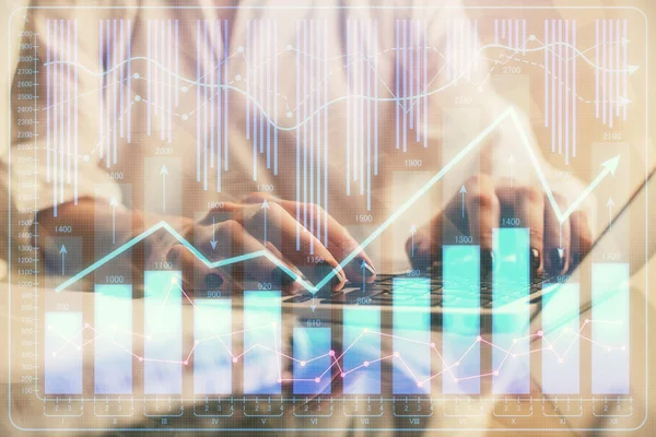 Dubbel exponering av kvinnliga händer skriva på dator och forex diagram hologram ritning. Begreppet aktiemarknad. — Stockfoto