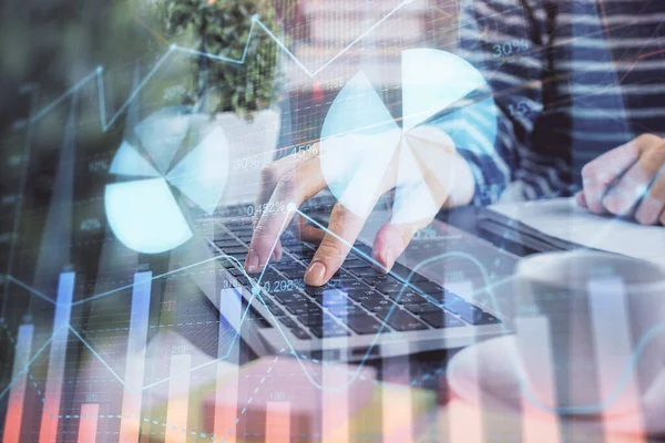 Doble exposición de las manos de la mujer escribiendo en la computadora y el dibujo del holograma gráfico de divisas. Concepto de inversión bursátil. — Foto de Stock