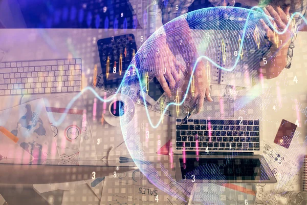 Dubbel exponering av man och kvinna som arbetar tillsammans och finansiell grafhologramteckning. marknadsanalyskoncept. Datorbakgrund. Ovanifrån. — Stockfoto