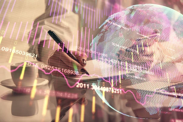 Dubbel exponering av finansiella diagram skiss hologram och kvinna innehav och med hjälp av en mobil enhet. Börskoncept. — Stockfoto