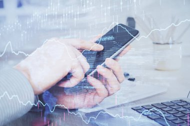 Erkeklerin el ele tutuşup dijital bir cihaz ve ön grafik çizimi kullanırken çift pozlama. Finansal piyasa kavramı.