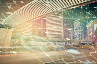 Veri temalı hologram gökdelenlerin arka planında çift pozlama ile şehir görünümüne çizim yapıyor. Ai kavramı.