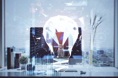 Bilgisayar ofisinde ampul simgesi hologramıyla birlikte. Çifte maruziyet. Fikir kavramı.