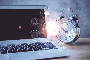 Ofisteki masaüstü bilgisayar geçmişi ve büyük kasaba binaları hologram çizimi. Çifte maruziyet. Akıllı şehir konsepti.