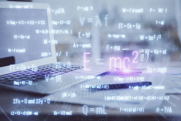 Desktop-Computer Hintergrund und Formel Hologramm Schreiben. Doppelbelichtung. Bildungskonzept. — Stockfoto