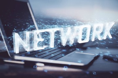 Masaüstü bilgisayarı ve teknoloji temalı holograma çift pozlama. Yazılım geliştirme kavramı.