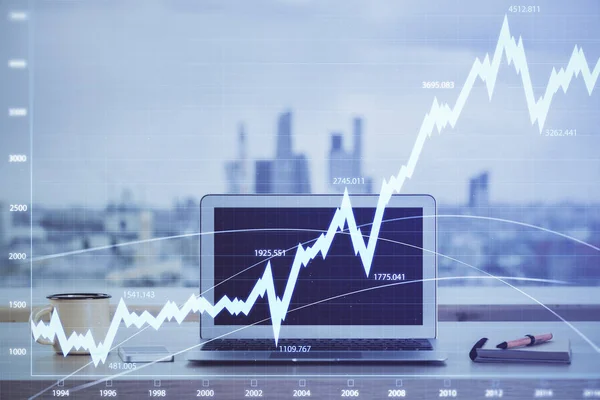 Grafico del mercato azionario ologramma disegnato su sfondo personal computer. Doppia esposizione. Concetto di investimento. — Foto Stock