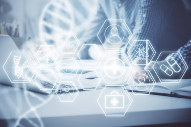 DNA hologramı ve iş adamı arka planda bilgisayar üzerinde çalışıyor. Biyomühendislik kavramı. Çift pozlama.