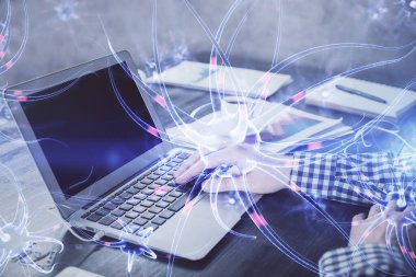 Nöron hologramı, arka planda bilgisayarla çalışan bir adam. Eğitim konsepti. Çift pozlama.