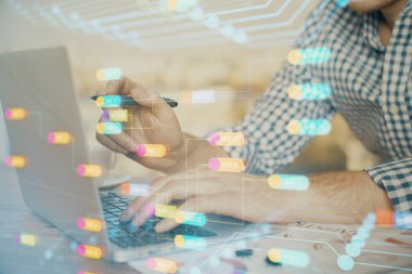 Teknoloji temalı hologramı olan bilgisayar geçmişi olan bir iş adamı. Yüksek teknoloji kavramı. Çoklu pozlama.