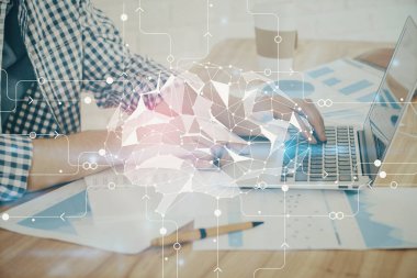 Adam klavyede beyin hologramıyla yazı yazıyor. Büyük Data kavramı. Çift pozlama.