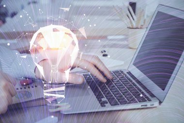 Arkaplanda bilgisayar üzerinde çalışan iş adamıyla birlikte büyüyen oklar. Başarı konsepti. Çift pozlama.