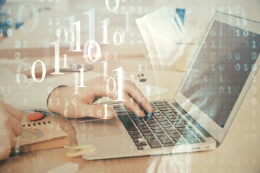 Teknoloji temalı dizüstü bilgisayarla çalışan bir iş adamı. Büyük veri kavramı. Çift pozlama.