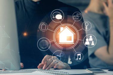 Arka planda bilgisayar üzerinde çalışan bir iş adamı ile yüksek teknoloji şehir çizimi. Akıllılık konsepti. Çift pozlama.