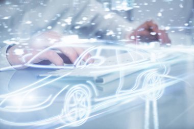 İş adamının arka planda bilgisayar üzerinde çalıştığı otomobil temalı çizim. Otomatik pilot taksi kavramı. Çift pozlama.