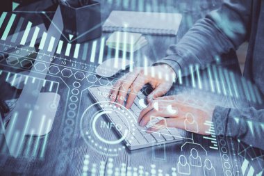 Teknoloji temalı hologramda arka planda çalışan bir adam var. Yüksek teknoloji konsepti. Çift pozlama.