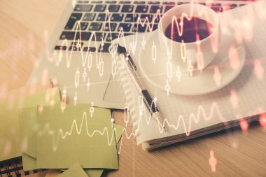 Masa arkasında kahve ve eşyalar olan ön x çizelgesi ve masaüstüne çift pozlama. Finansal piyasa ticareti kavramı