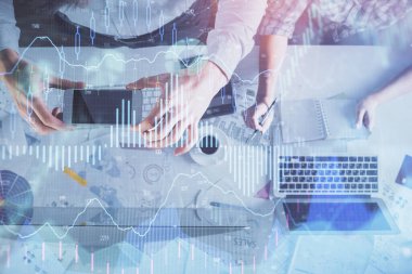 Birlikte çalışan kadın ve erkeğin çifte pozu ve finansal grafik hologramı çizimi. Pazar analizi konsepti. Bilgisayar arkaplanı. Üst Görünüm.