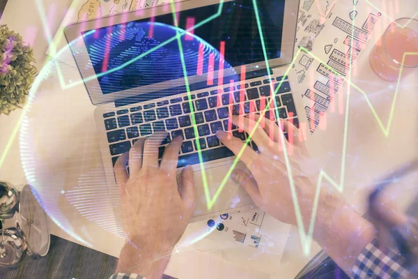 男子双手在手提电脑键盘上打字的双重曝光和示波器全息图的绘制。顶部视图。金融市场概念. — 图库照片