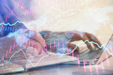 İş kadını ellerinin bilgisayar ve ön x çizelge hologramı çizimlerinde çifte pozlama. Mali analiz kavramı.