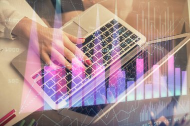 Bilgisayarda ve finansal grafik hologramında kadın eli yazarken çift pozlama. Borsa analizi kavramı.