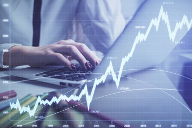 Bilgisayarda ve finansal grafik hologramında kadın eli yazarken çift pozlama. Borsa analizi kavramı.
