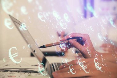 Bilgisayarda ve finansal grafik hologramında yazı yazan kadın ellerine çoklu maruz kalma. Borsa analizi kavramı.